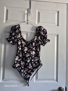 (M)Black Floral Puff Sleeve Bodysuit - Pink & White Flowers